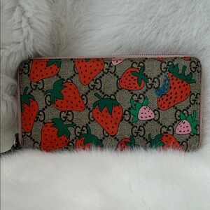 Gucci Strawberry Print Wallet long zippy great condition! I LOVE this pattern!